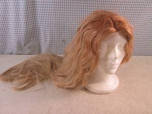 lot 10 image: (EC1) Wig - Tag Inside Says 11 - Fo...
