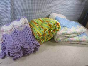 lot 18 image: (EW3) 3 Knit Blankets...