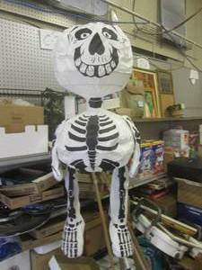 lot 20 image: (EW3) 4 Ft Hanging Skeleton Hallowe...