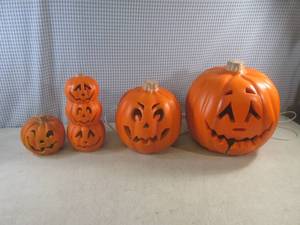 lot 22 image: (BR3) 2 Lightup Pumpkins and Other ...