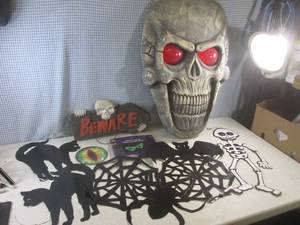 lot 23 image: (EW4) Assorted Halloween Decor - Li...