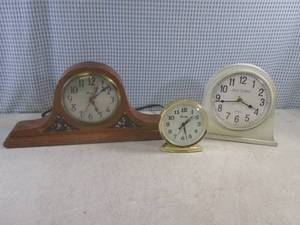 lot 45 image: (A-2) 3 Vintage Clocks...