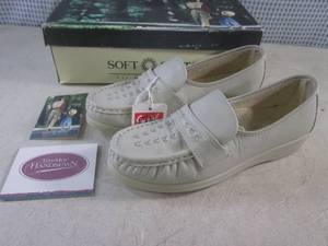 lot 57 image: (CS) Pair of Soft Spots Shoes Size ...