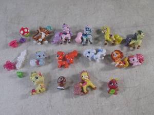 lot 79 image: (EC1) Assorted Toy Figures...