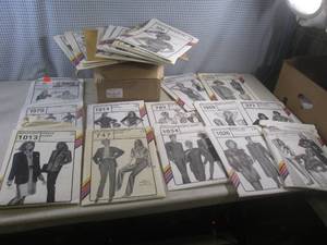 lot 127 image: (D-3) Assortment of Vintage Sewing ...