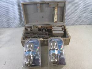 lot 156 image: (BR3) Vintage Door Knob Kit and 2 S...