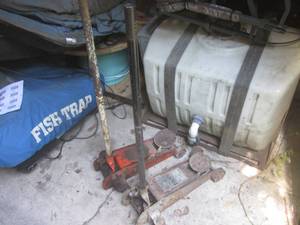 lot 204 image: (UD1) 2 Floor Jacks - Both Froze - ...