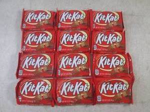 lot 234 image: (B-1) 12 Kit Kat Candy Bars Past Da...