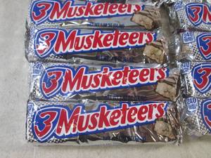 lot 236 image: (B-1) 12 3 Musketeers Candy Bars Pa...