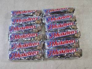 lot 237 image: (B-1) 12 3 Musketeers Candy Bars Pa...