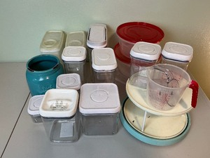 lot 49 image: Kitchen Container Lot