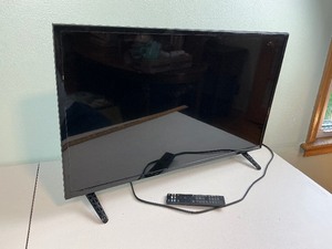 lot 128 image: 32 Vizio Flat Screen TV