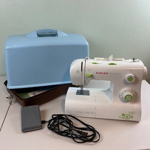lot 134 image: Singer Esteem II Sewing Machine