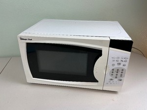 lot 141 image: Small Microwave