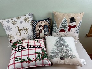lot 161 image: Christmas Holiday Throw Pillow Lot