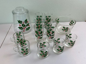 lot 172 image: Vintage Holly Berry Glass Set Lot