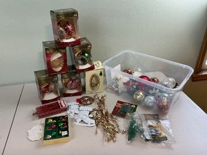 lot 177 image: Christmas Holiday Ornaments Lot