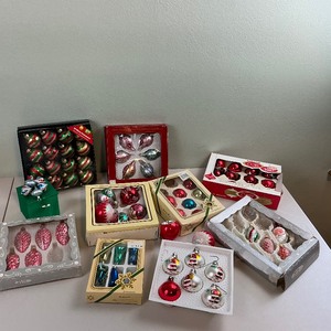lot 185 image: Christmas Holiday Glass Ornament Lot