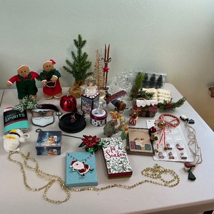lot 186 image: Misc. Christmas Holiday Home Dcor Lot
