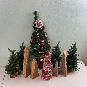 lot 190 image: Christmas Tree Holiday Home Dcor Lot