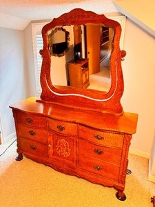 lot 1 image: Lexington Bedroom Set - Victorian Oak Dresser and Mirror with Queen Headboard and Footboard