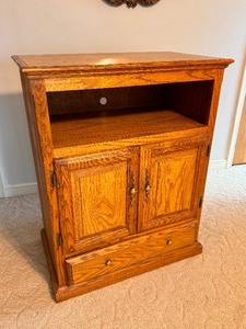lot 8 image: Oak TV Stand with Cabinet and Drawers