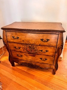 lot 4 image: Antique Style Dresser