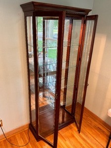 lot 14 image: Lighted Display Cabinet