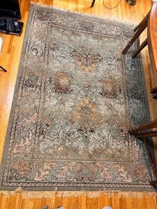 lot 16 image: 5x8 Area Rug