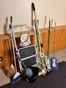 lot 98 image: Household Cleaning Supplies