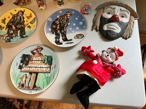 lot 19 image: Emmit Kelly Clown Figure and Plate Lot