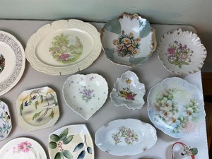lot 22 image: Misc. Vintage Plates