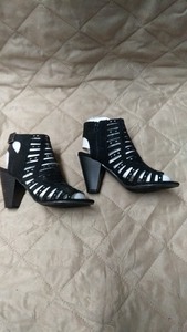 lot 161 image: Ladies Black and White Dress Sandals, Size 6 - Paulette Style