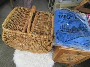 lot 162 image: Wicker Lift-off cover picnic basket...