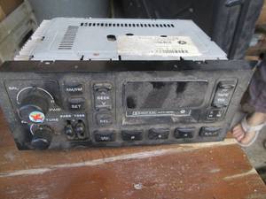 lot 165 image: Car radio