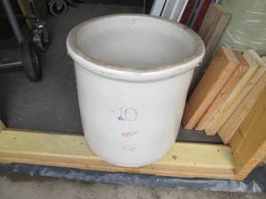 lot 204 image: 10-Gallon Redwing Stoneware Crock...