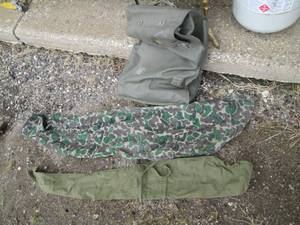 lot 234 image: Vintage army green garmet bag and p...