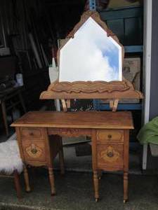lot 2 image: Antique wood 4-drawer vanity with D...