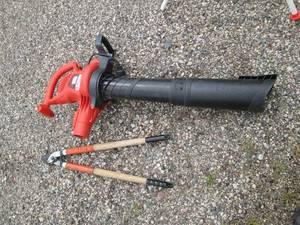 lot 241 image: Black and Decker electric leaf hog ...