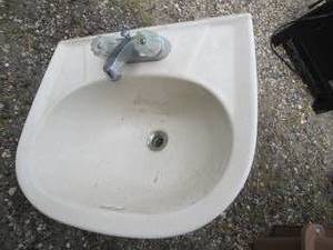 lot 133 image: Porcelain wall mounting bathroom si...