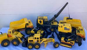 lot 3 image: Collection of 8 Vintage Tonka Truck Toys