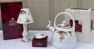 lot 44 image: Royal Albert Country Roses- Set of 5 Matching Pieces