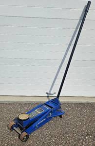 lot 69 image: Michelin 3.5 Ton 7000lbs Speedy Lift Hydralic Jack