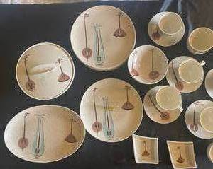 lot 8 image: Vintage Lute Song Red Wing Pottery Dinnerware Set - 42 pieces
