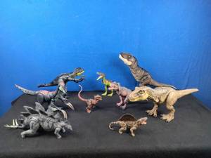 lot 114 image: Lot of 9 Dinosaurs 8 to 22 Figures