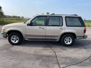 1997 Ford Explorer XL - 4X4