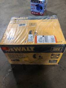 DEWALT 20V MAX Cordless 7-14 in. Sliding Miter Saw with (1) 20V Battery 4.0Ah Customer Returns See Pictures
