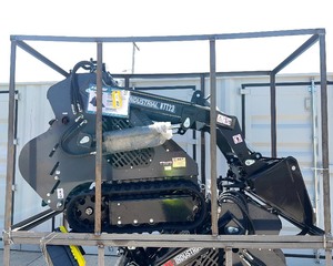 lot 16 image: Skid Steer Stand On Loader KTT23