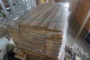 lot 1 image: 440 - Pieces of Laminate Flooring Light Oak