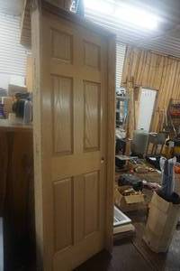 lot 69 image: 6 Panel Solid Core Indoor Door In Oak With Jamb
